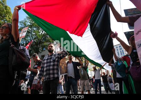 Düsseldorf, Accra, Deutschland. September 2025. Menschen demonstrieren auf den Straßen Düsseldorfs, um sich dem Krieg in Gaza und dem Völkermord an den Palästinensern zu widersetzen. (Kreditbild: © Julius Mortsi/ZUMA Press Wire) NUR REDAKTIONELLE VERWENDUNG! Nicht für kommerzielle ZWECKE! Quelle: ZUMA Press, Inc./Alamy Live News Stockfoto
