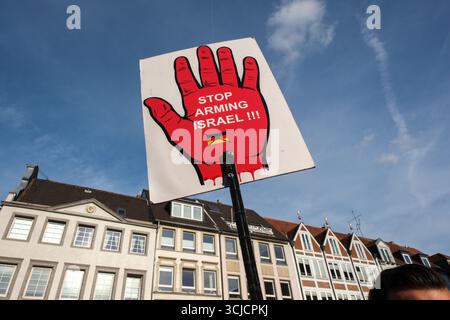 Düsseldorf, Accra, Deutschland. September 2025. Menschen demonstrieren auf den Straßen Düsseldorfs, um sich dem Krieg in Gaza und dem Völkermord an den Palästinensern zu widersetzen. (Kreditbild: © Julius Mortsi/ZUMA Press Wire) NUR REDAKTIONELLE VERWENDUNG! Nicht für kommerzielle ZWECKE! Quelle: ZUMA Press, Inc./Alamy Live News Stockfoto