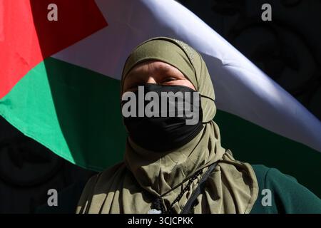 Düsseldorf, Accra, Deutschland. September 2025. Menschen demonstrieren auf den Straßen Düsseldorfs, um sich dem Krieg in Gaza und dem Völkermord an den Palästinensern zu widersetzen. (Kreditbild: © Julius Mortsi/ZUMA Press Wire) NUR REDAKTIONELLE VERWENDUNG! Nicht für kommerzielle ZWECKE! Quelle: ZUMA Press, Inc./Alamy Live News Stockfoto