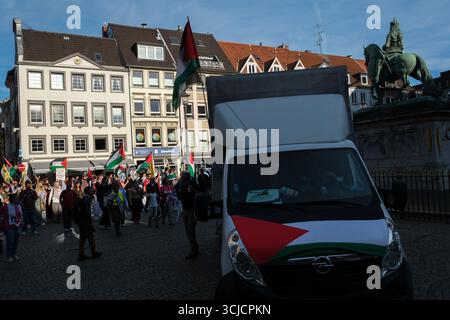 Düsseldorf, Accra, Deutschland. September 2025. Menschen demonstrieren auf den Straßen Düsseldorfs, um sich dem Krieg in Gaza und dem Völkermord an den Palästinensern zu widersetzen. (Kreditbild: © Julius Mortsi/ZUMA Press Wire) NUR REDAKTIONELLE VERWENDUNG! Nicht für kommerzielle ZWECKE! Quelle: ZUMA Press, Inc./Alamy Live News Stockfoto