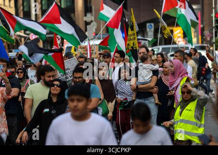 Düsseldorf, Accra, Deutschland. September 2025. Menschen demonstrieren auf den Straßen Düsseldorfs, um sich dem Krieg in Gaza und dem Völkermord an den Palästinensern zu widersetzen. (Kreditbild: © Julius Mortsi/ZUMA Press Wire) NUR REDAKTIONELLE VERWENDUNG! Nicht für kommerzielle ZWECKE! Quelle: ZUMA Press, Inc./Alamy Live News Stockfoto