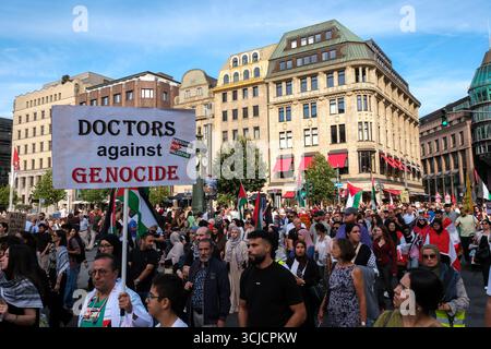 Düsseldorf, Accra, Deutschland. September 2025. Menschen demonstrieren auf den Straßen Düsseldorfs, um sich dem Krieg in Gaza und dem Völkermord an den Palästinensern zu widersetzen. (Kreditbild: © Julius Mortsi/ZUMA Press Wire) NUR REDAKTIONELLE VERWENDUNG! Nicht für kommerzielle ZWECKE! Quelle: ZUMA Press, Inc./Alamy Live News Stockfoto