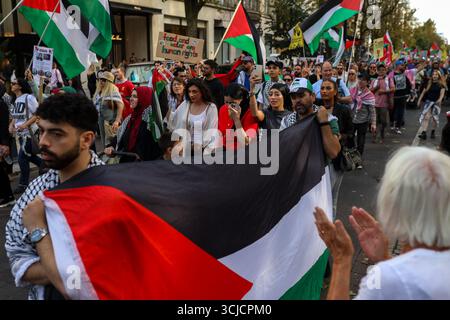 Düsseldorf, Accra, Deutschland. September 2025. Menschen demonstrieren auf den Straßen Düsseldorfs, um sich dem Krieg in Gaza und dem Völkermord an den Palästinensern zu widersetzen. (Kreditbild: © Julius Mortsi/ZUMA Press Wire) NUR REDAKTIONELLE VERWENDUNG! Nicht für kommerzielle ZWECKE! Quelle: ZUMA Press, Inc./Alamy Live News Stockfoto