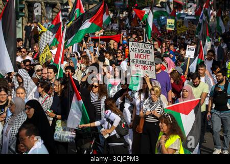 Düsseldorf, Accra, Deutschland. September 2025. Menschen demonstrieren auf den Straßen Düsseldorfs, um sich dem Krieg in Gaza und dem Völkermord an den Palästinensern zu widersetzen. (Kreditbild: © Julius Mortsi/ZUMA Press Wire) NUR REDAKTIONELLE VERWENDUNG! Nicht für kommerzielle ZWECKE! Quelle: ZUMA Press, Inc./Alamy Live News Stockfoto