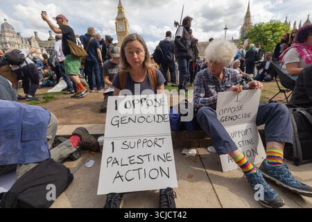 London, Großbritannien. September 2025. Demonstranten demonstrieren in der Nähe von Big Ben und dem Palace of Westminster, London, mit Schildern, auf denen steht: Ich lehne Völkermord ab, ich unterstütze die Palästinensische Aktion. Die Szene fängt bürgerliches Engagement und politischen Aktivismus auf dem Parliament Square ein. Verteidigen Sie unsere Geschworenen gegen das Verbot der Palästinensischen Aktion, indem über 1000 Menschen sich verpflichten, Zeichen zu halten, die gegen das Verbot von Labour verstoßen, und zeigen Unterstützung für die verbotene Gruppe. Penelope Barritt/Alamy Live News Stockfoto