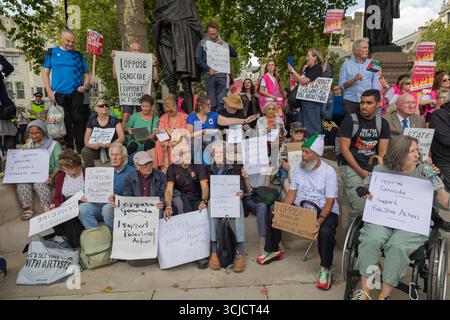 London, Großbritannien. September 2025. Verteidigen Sie unsere Geschworenen gegen das Verbot der Palästinensischen Aktion, indem über 1000 Menschen sich verpflichten, Zeichen zu halten, die gegen das Verbot von Labour verstoßen, und zeigen Unterstützung für die verbotene Gruppe. Penelope Barritt/Alamy Live News Stockfoto