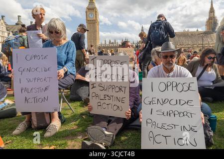 London, Großbritannien. September 2025. Sitzende Demonstranten halten Schilder mit der Aufschrift Ich LEHNE VÖLKERMORD AB Ich UNTERSTÜTZE DIE AKTION PALÄSTINAS während eines Protestes in der Nähe des Palace of Westminster in London. Der sichtbare Big-Ben-Uhrenturm unterstreicht den symbolischen Ort politischer Dissens. Verteidigen Sie unsere Geschworenen gegen das Verbot der Palästinensischen Aktion, indem über 1000 Menschen sich verpflichten, Zeichen zu halten, die gegen das Verbot von Labour verstoßen, und zeigen Unterstützung für die verbotene Gruppe. Penelope Barritt/Alamy Live News Stockfoto