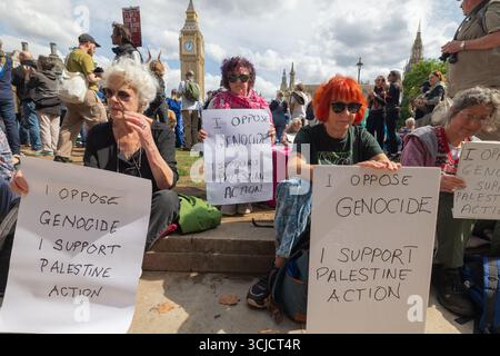 London, Großbritannien. September 2025. Die Demonstranten sitzen friedlich vor Big Ben, London, und halten Plakate mit der Aufschrift „Ich BIN GEGEN VÖLKERMORD, ich UNTERSTÜTZE DIE AKTION PALÄSTINAS“. Die Demonstration unterstreicht die Solidarität mit der Palästinensischen Aktion und die Opposition gegen den Völkermord vor dem ikonischen Hintergrund von Westminster. Verteidigen Sie unsere Geschworenen gegen das Verbot der Palästinensischen Aktion, indem über 1000 Menschen sich verpflichten, Zeichen zu halten, die gegen das Verbot von Labour verstoßen, und zeigen Unterstützung für die verbotene Gruppe. Penelope Barritt/Alamy Live News Stockfoto