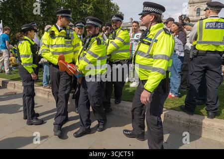 London, Großbritannien. September 2025. Eine Gruppe von Polizisten in gut sichtbaren Jacken hält eine Person während einer öffentlichen Proteste oder Demonstration in einem britischen Stadtgebiet fest. Die Person wird vom Boden gehoben, während die Zuschauer hinter einer Barriere beobachten. Verteidigen Sie unsere Geschworenen gegen das Verbot der Palästinensischen Aktion, indem über 1000 Menschen sich verpflichten, Zeichen zu halten, die gegen das Verbot von Labour verstoßen, und zeigen Unterstützung für die verbotene Gruppe. Penelope Barritt/Alamy Live News Stockfoto
