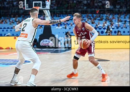 Riga, Riga, Lettland. September 2025. 55 ARTURS ZAGARS aus Lettland tritt am 6. September 2025 in Riga, Lettland, mit 2 MARGIRIS NORMANTAS aus Litauen beim Achtelfinale der FIBA EuroBasket 2025 in der Xiaomi Arena an. (Kreditbild: © Stefanos Kyriazis/ZUMA Press Wire) NUR REDAKTIONELLE VERWENDUNG! Nicht für kommerzielle ZWECKE! Quelle: ZUMA Press, Inc./Alamy Live News Stockfoto