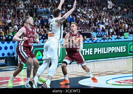 Riga, Riga, Lettland. September 2025. 55 ARTURS ZAGARS aus Lettland tritt mit 10 AZUOLAS TUBELIS aus Litauen während des FIBA EuroBasket 2025 an, das Achtelfinale zwischen Litauen und Lettland in der Xiaomi Arena am 6. September 2025 in Riga, Lettland. (Kreditbild: © Stefanos Kyriazis/ZUMA Press Wire) NUR REDAKTIONELLE VERWENDUNG! Nicht für kommerzielle ZWECKE! Quelle: ZUMA Press, Inc./Alamy Live News Stockfoto