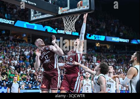 Riga, Riga, Lettland. September 2025. 6 KRISTAPS PORZINGIS mit 11 ROLANDS SMITS of Latvia spielen während des FIBA EuroBasket 2025, dem Achtelfinale zwischen Litauen und Lettland in der Xiaomi Arena am 6. September 2025 in Riga, Lettland. (Kreditbild: © Stefanos Kyriazis/ZUMA Press Wire) NUR REDAKTIONELLE VERWENDUNG! Nicht für kommerzielle ZWECKE! Quelle: ZUMA Press, Inc./Alamy Live News Stockfoto