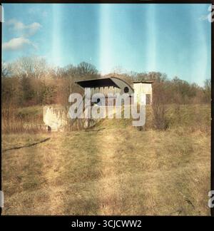 Alte Flussschleuse an einem Vojvodina-Fluss Stockfoto