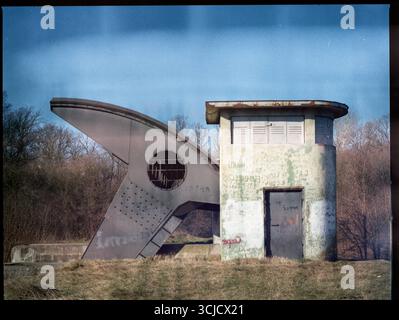 Alte Flussschleuse an einem Vojvodina-Fluss Stockfoto