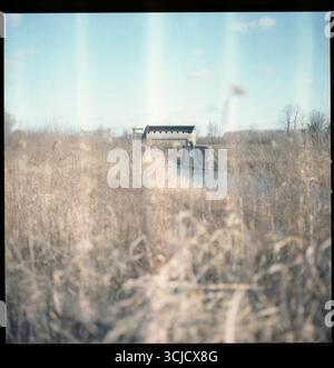 Alte Flussschleuse an einem Vojvodina-Fluss Stockfoto