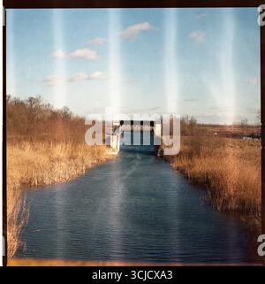 Alte Flussschleuse an einem Vojvodina-Fluss Stockfoto