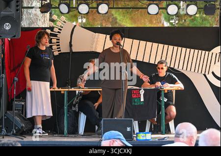 Seixal, Portugal. September 2025. Besucher erkunden Ausstellungen und kulturelle Aktivitäten während der Festa do Avante, die von der Kommunistischen Partei Portugals (PCP) organisiert wird. Quelle: Ricardo Rocha/Alamy Live News. Stockfoto