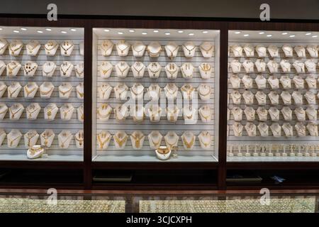 Schmuck gold Halsketten Ringe Armbänder Reichtum Uhren, Schmuck Diamant Ringe und Halsketten in luxury Retail Store Fenster Anzeige Showcase backgroun Stockfoto