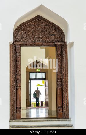 Bogenförmiger Eingang zum Gebäude auf der Insel Sansibar, Tansania, Ostafrika, Nahaufnahme Stockfoto