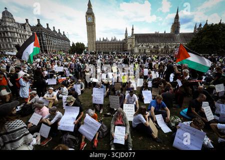 London, Großbritannien. September 2025. Mehr als tausend Menschen mit Plakaten nehmen an einem Protest gegen das Verbot der Palästinensischen Aktion teil. Die Aktivistengruppe wurde von der Innenministerin Yvette Cooper als terroristische Organisation aufgeführt, nachdem die Gruppe zwei Flugzeuge auf einer RAF-Basis lackierte, um dem palästinensischen Volk Unterstützung zu geben. Andy Barton/Alamy Live News Stockfoto