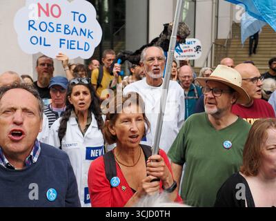 London, Großbritannien. September 2025. 6. September 2025 In England, London, Camden Council Offices. Am Stop Rosebank Day of Action versammelten sich etwa 150 KlimaprotestInnen in London, um von der britischen Regierung zu fordern, dass sie die Entwicklung des Rosebank-Ölfeldes ablehnen. Quelle: Leo Bild/Alamy Live News Stockfoto