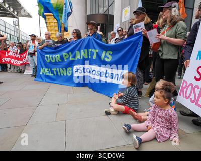 London, Großbritannien. September 2025. 6. September 2025 In England, London, Camden Council Offices. Am Stop Rosebank Day of Action versammelten sich etwa 150 KlimaprotestInnen in London, um von der britischen Regierung zu fordern, dass sie die Entwicklung des Rosebank-Ölfeldes ablehnen. Quelle: Leo Bild/Alamy Live News Stockfoto