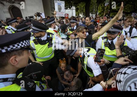 London, Großbritannien. September 2025. Zwei Menschen werden von der Polizei auf dem Parlamentsplatz zurückgehalten, weil sie Schilder hochgehalten haben, die die Unterstützung der Palästinensischen Aktion zeigen. Die Aktivistengruppe wurde von der Innenministerin Yvette Cooper als terroristische Organisation aufgeführt, nachdem die Gruppe zwei Flugzeuge auf einer RAF-Basis lackierte, um dem palästinensischen Volk Unterstützung zu geben. Andy Barton/Alamy Live News Stockfoto