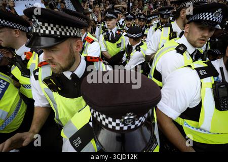 London, Großbritannien. September 2025. Eine Person wird auf dem Parlamentsplatz von der Polizei festgehalten, weil sie Schilder hochgehalten hat, die die Unterstützung der Palästinensischen Aktion zeigen. Die Aktivistengruppe wurde von der Innenministerin Yvette Cooper als terroristische Organisation aufgeführt, nachdem die Gruppe zwei Flugzeuge auf einer RAF-Basis lackierte, um dem palästinensischen Volk Unterstützung zu geben. Andy Barton/Alamy Live News Stockfoto