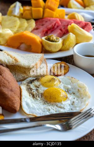 Tropisches Frühstück mit Obst und Rührei im Hotelrestaurant, Insel Sansibar, Tansania, Afrika, Nahaufnahme Stockfoto