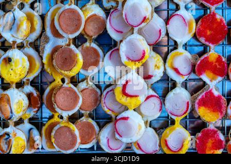 Gebratene Wachteleiersticks (Khanom Krok Khai NOK Krata in thailändischer Sprache) im thailändischen Stil Rezept. Dieser Snack gehört zu den beliebtesten in Street Food von Thai Stockfoto