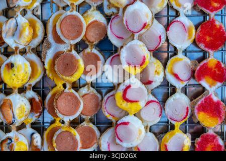 Gebratene Wachteleiersticks (Khanom Krok Khai NOK Krata in thailändischer Sprache) im thailändischen Stil Rezept. Dieser Snack gehört zu den beliebtesten in Street Food von Thai Stockfoto