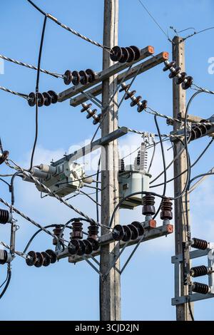 Elektrische Hochspannungsisolierung in einem Umspannwerk, Nahaufnahme Stockfoto