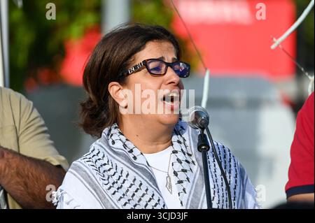 Seixal, Portugal. September 2025. Rawan Tarek Sulaiman, Botschafter des Staates Palästina in Portugal, spricht an die Teilnehmer der Festa do Avante und hebt die Solidarität mit dem argentinischen Volk hervor. Quelle: Ricardo Rocha/Alamy Live News. Stockfoto