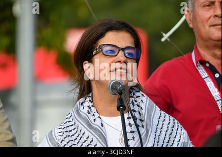 Seixal, Portugal. September 2025. Rawan Tarek Sulaiman, Botschafter des Staates Palästina in Portugal, spricht an die Teilnehmer der Festa do Avante und hebt die Solidarität mit dem argentinischen Volk hervor. Quelle: Ricardo Rocha/Alamy Live News. Stockfoto