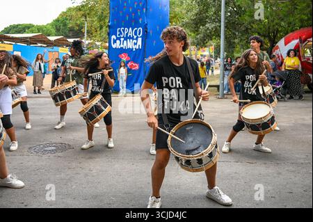 Seixal, Portugal. September 2025. Besucher erkunden Ausstellungen und kulturelle Aktivitäten während der Festa do Avante, die von der Kommunistischen Partei Portugals (PCP) organisiert wird. Quelle: Ricardo Rocha/Alamy Live News. Stockfoto