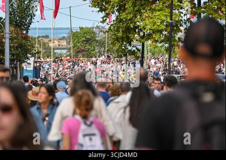 Seixal, Portugal. September 2025. Die Menschen nehmen an der Festa do Avante teil, dem jährlichen politischen und kulturellen Festival der Kommunistischen Partei Portugals (PCP). Quelle: Ricardo Rocha/Alamy Live News. Stockfoto
