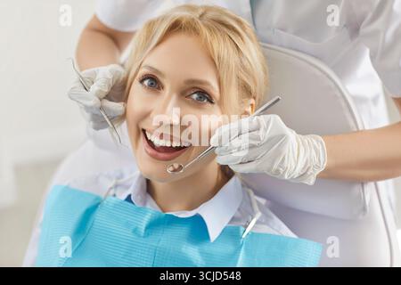 Porträt Positiver Frau Bei Zahnarztterminen Stockfoto
