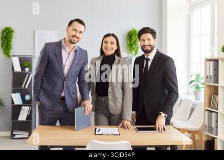 Gruppenporträt des Teams glücklicher Geschäftspartner im modernen Büro, erfolgreiche Mitarbeiter stehen Stockfoto