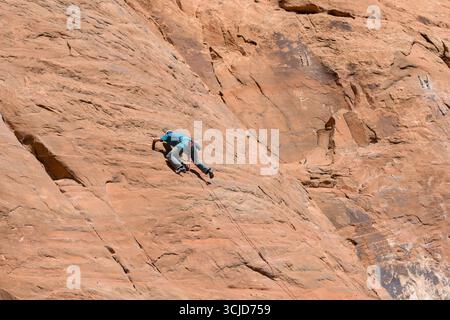 Moab, Utah, USA – 25. Mai 2025: Person, die am Stadtrand von Moab mit Seilen eine steile Felswand klettert Stockfoto