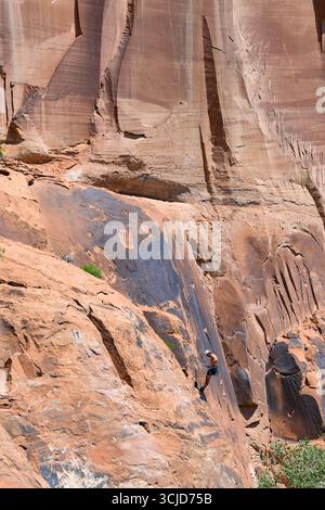Moab, Utah, USA – 25. Mai 2025: Person, die am Stadtrand von Moab mit Seilen eine steile Felswand klettert Stockfoto