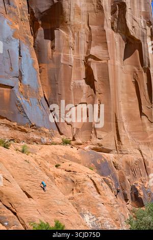 Moab, Utah, USA – 25. Mai 2025: Person, die am Stadtrand von Moab mit Seilen eine steile Felswand klettert Stockfoto