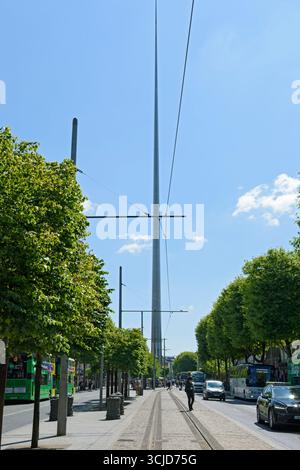 The Spire von den Straßenbahnschienen in der O'Connell Street, Dublin, Irland. Stockfoto