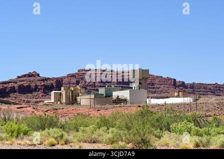 Moab, Utah, USA - 25. Mai 2025: Außenansicht der Gebäude des Kaliwerkes am Stadtrand von Moab Stockfoto