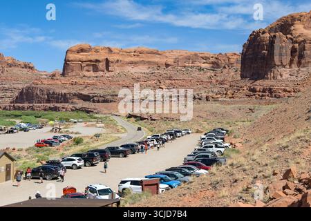 Moab, Utah, USA - 25. Mai 2025: Parkplatz für Wanderwege auf dem Land am Stadtrand von Moab Stockfoto