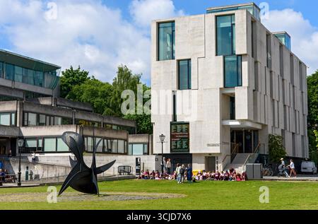 Trinity Long Room Hub Arts & Humanities Building und die Skulptur Cactus Provisoire von Alexander Calder. Trinity College, Dublin, Irland. Stockfoto