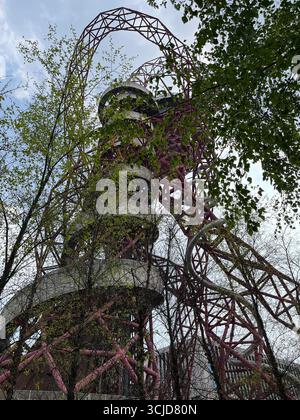 Blick auf den Orbit Tower, Olympic Park, London, 13 Jahre nach den Olympischen Spielen dort Stockfoto
