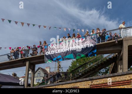 Alte Leigh Regatta 2025. Leute beobachten von einer Fußgängerbrücke über der High Street Stockfoto