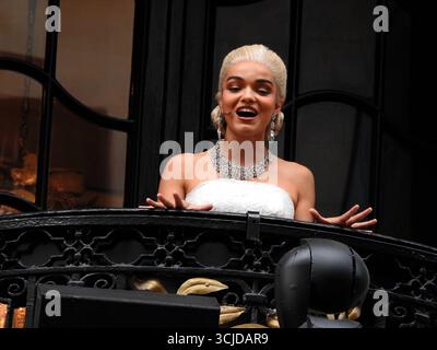 London, Großbritannien. September 2025. Am Samstag, den 6. September 2025, war der letzte Tag von Evita im West End. Rachel Zegler spielt Don't Cry for me Argentinien vom Balkon des Londoner Palladum. Quelle: Alexander Seale/Alamy Live News Stockfoto