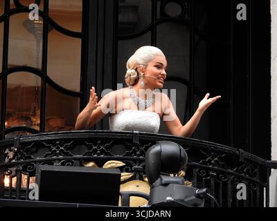 London, Großbritannien. September 2025. Am Samstag, den 6. September 2025, war der letzte Tag von Evita im West End. Rachel Zegler spielt Don't Cry for me Argentinien vom Balkon des Londoner Palladum. Quelle: Alexander Seale/Alamy Live News Stockfoto