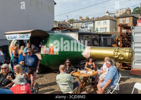 Alte Leigh Regatta 2025. Besucher genießen Getränke von einem Händler an einem Flaschenstand Stockfoto